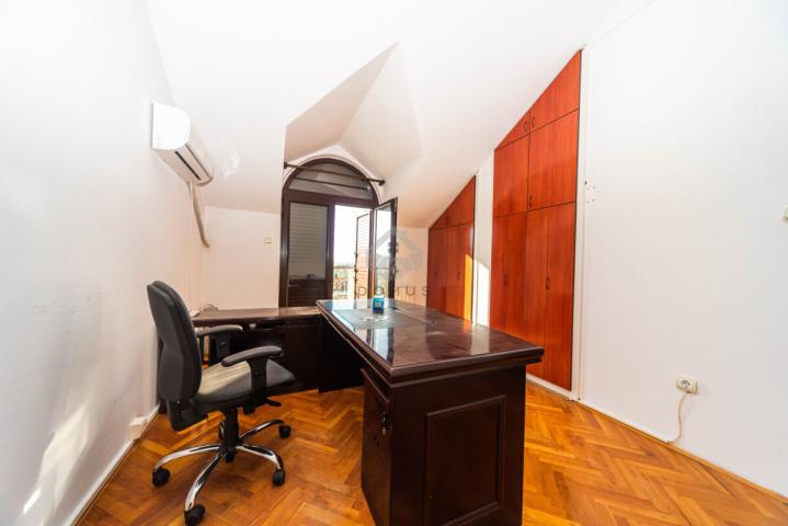 Kuća 380m2 + parking, Gorica C - Podgorica