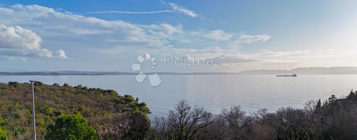 KOSTRENA - LUKSUZNI STAN 50 METARA OD PLAŽE