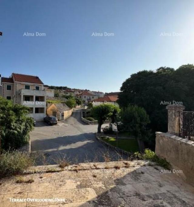 Kuća Kamena dalmatinska villa u staroj jezgri- idealna investicijska prilika- Supetar!