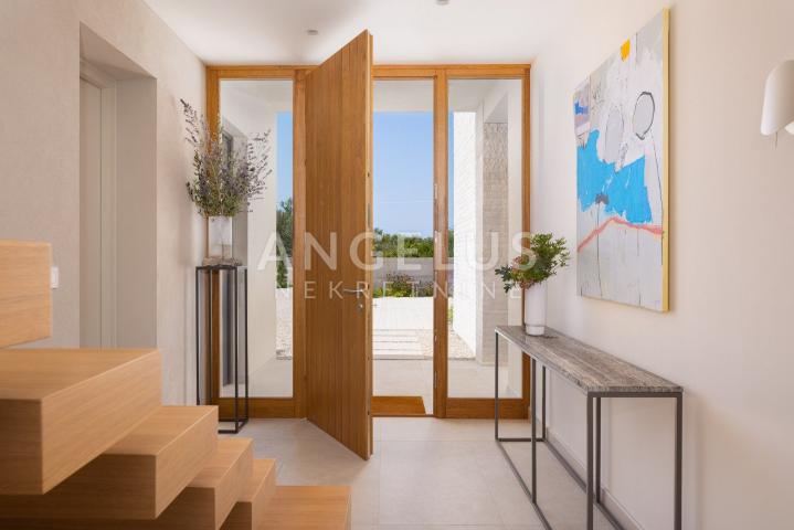 Šolta - novoizgrađena vila sa bazenom u srcu otoka, PRODAJA