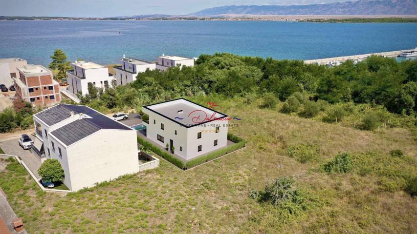 Privlaka, dvojna kuća s bazenom, 160m do mora/marine