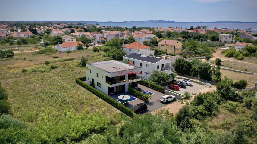 Privlaka, dvojna kuća s bazenom, 160m do mora/marine