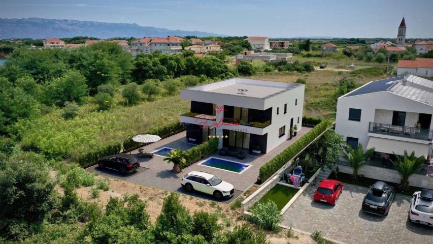 Privlaka, dvojna kuća s bazenom, 160m do mora/marine