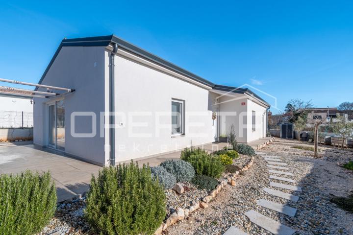 Istra, Tinjan- prizemnica s bazenom i dvorištem
