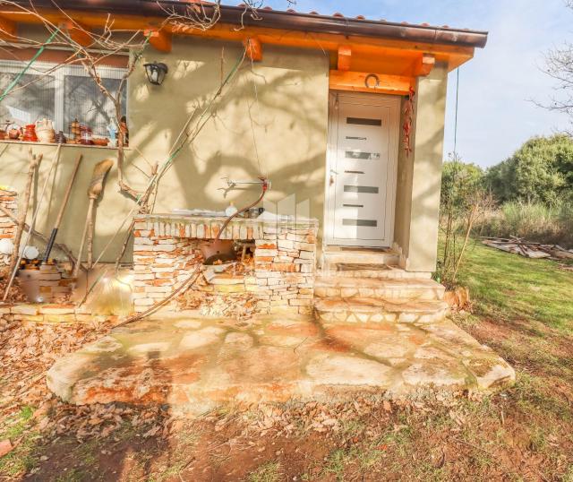 Pula okolica: Vikend kućica na prodaju, blizu plaža