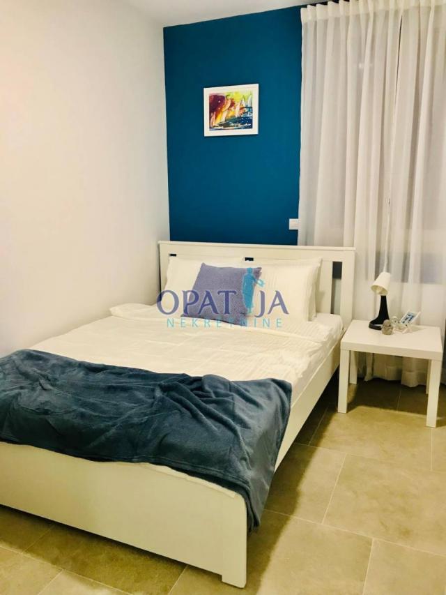 Moderno namješten stan sa pogledom, natkrivenom loggiom od 50 m2, 3S+DB