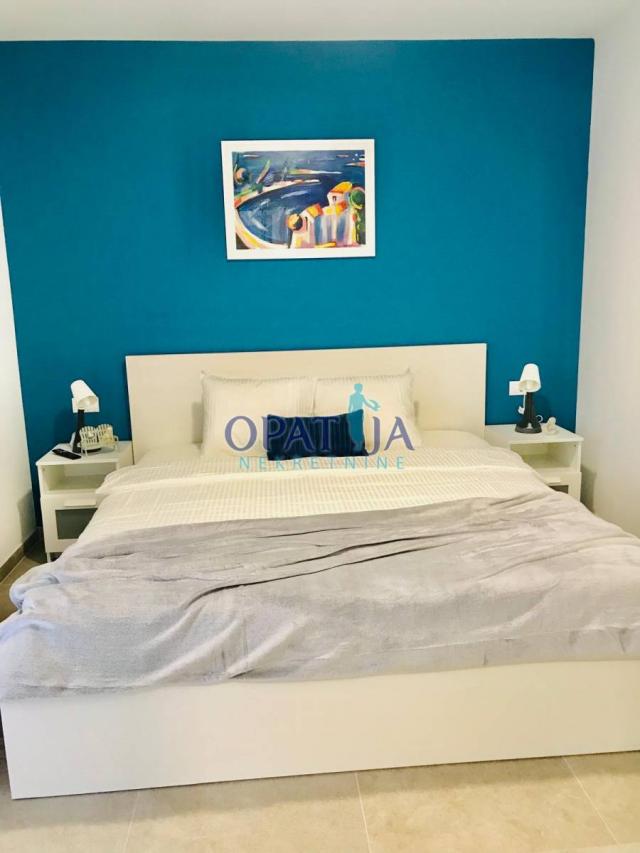 Moderno namješten stan sa pogledom, natkrivenom loggiom od 50 m2, 3S+DB