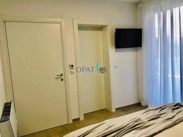 Moderno namješten stan sa pogledom, natkrivenom loggiom od 50 m2, 3S+DB