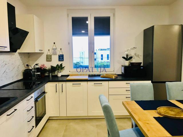 Moderno namješten stan sa pogledom, natkrivenom loggiom od 50 m2, 3S+DB