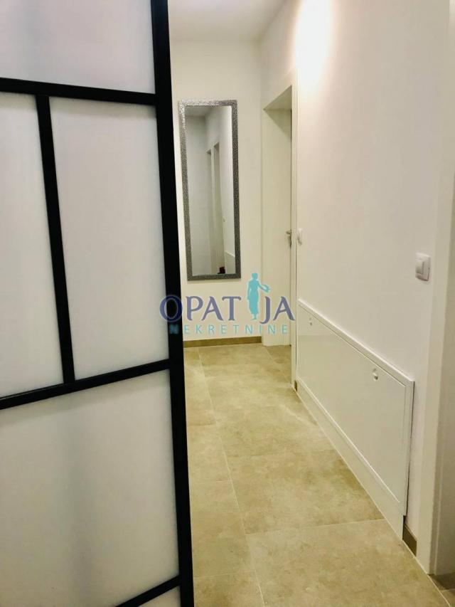 Moderno namješten stan sa pogledom, natkrivenom loggiom od 50 m2, 3S+DB