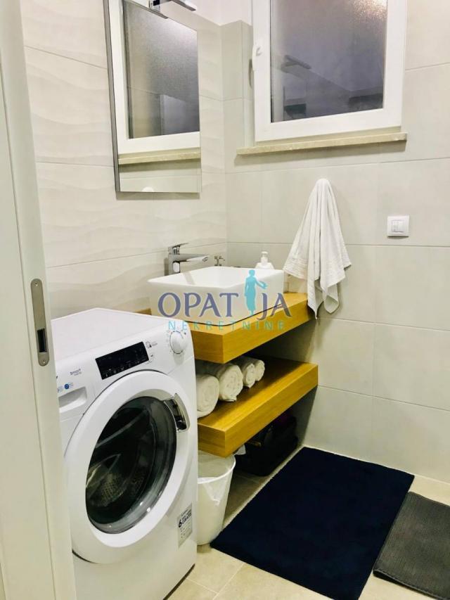 Moderno namješten stan sa pogledom, natkrivenom loggiom od 50 m2, 3S+DB