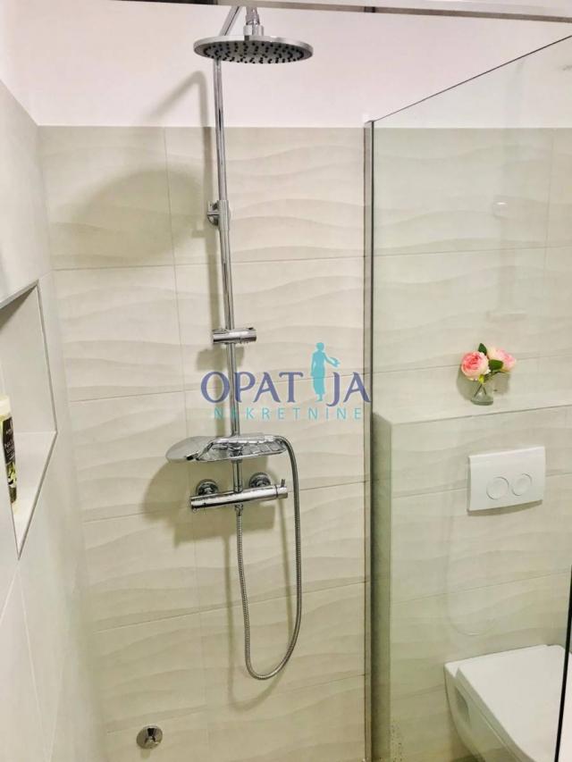 Moderno namješten stan sa pogledom, natkrivenom loggiom od 50 m2, 3S+DB