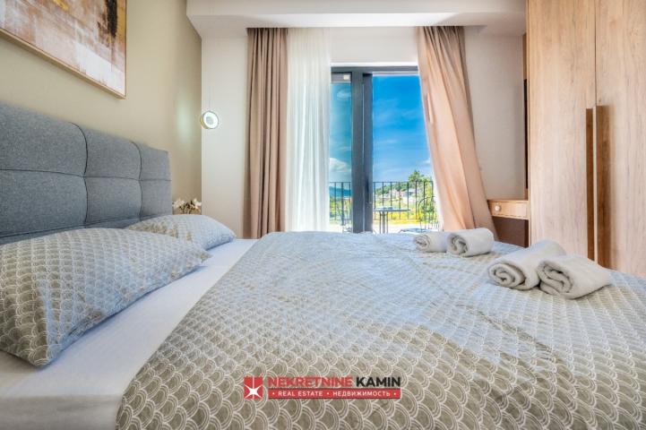 Moderna vila sa 4 spavaće sobe i bazenom, Tivat