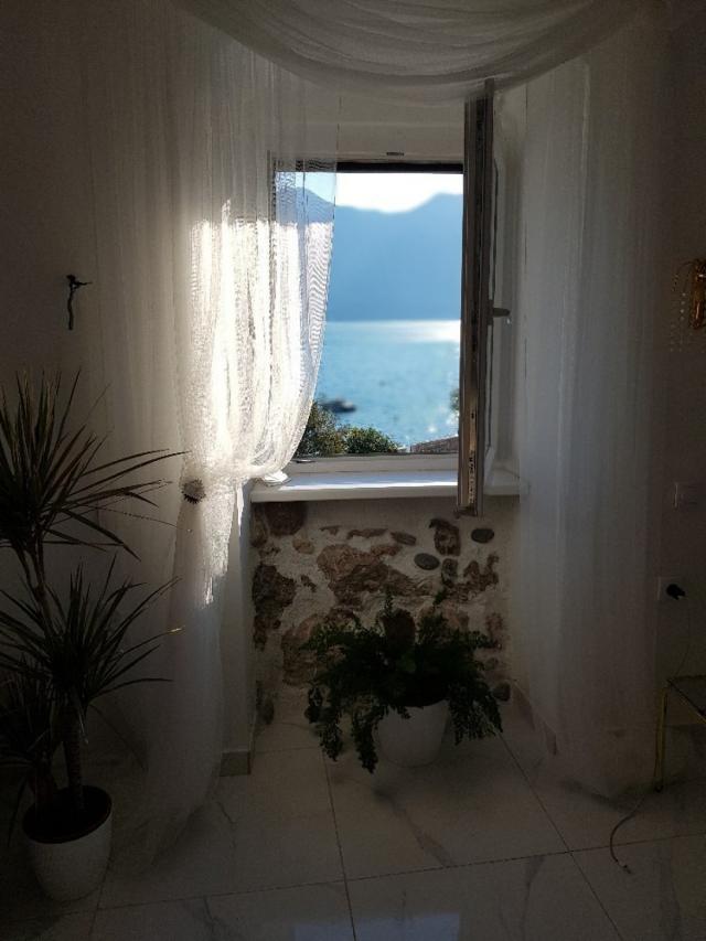 Na prodaju apartman 10 m od mora, Stoliv 