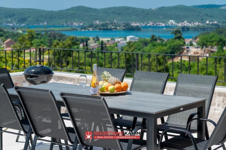 Moderna vila sa 4 spavaće sobe i bazenom, Tivat
