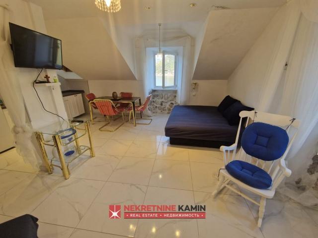 Na prodaju apartman 10 m od mora, Stoliv 