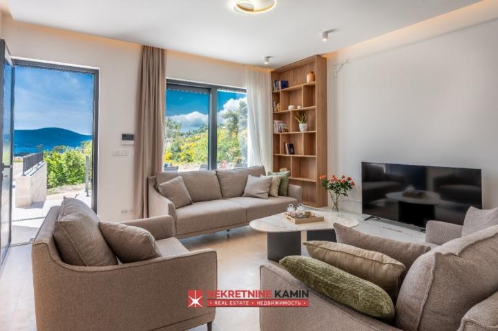 Moderna vila sa 4 spavaće sobe i bazenom, Tivat