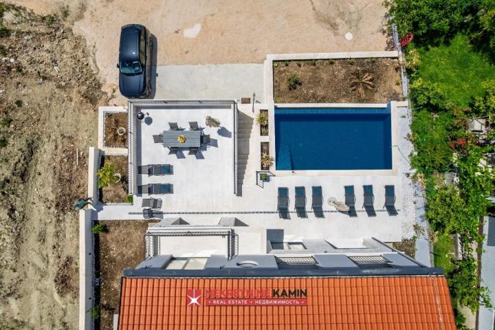 Moderna vila sa 4 spavaće sobe i bazenom, Tivat