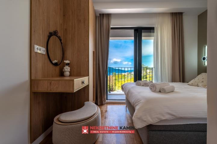 Moderna vila sa 4 spavaće sobe i bazenom, Tivat
