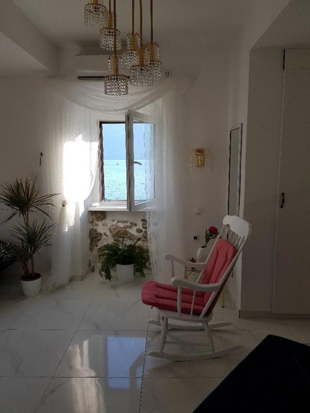 Na prodaju apartman 10 m od mora, Stoliv 