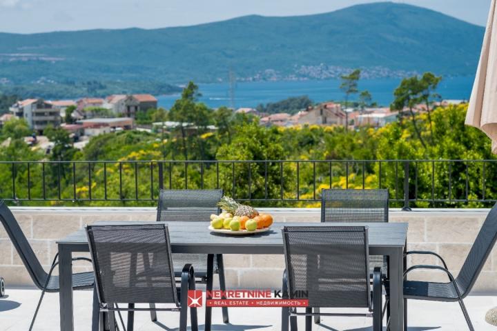 Moderna vila sa 4 spavaće sobe i bazenom, Tivat
