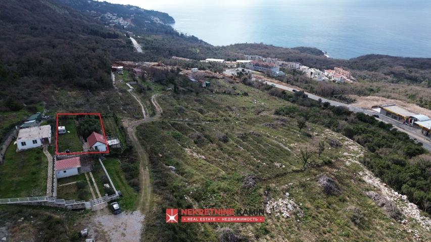 Urbanizovana parcela za gradnju vile sa postojećom kućom na placu, Budva, Blizik