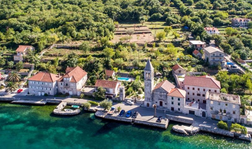 Na prodaju apartman 10 m od mora, Stoliv 