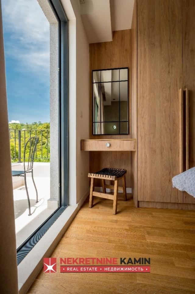 Moderna vila sa 4 spavaće sobe i bazenom, Tivat