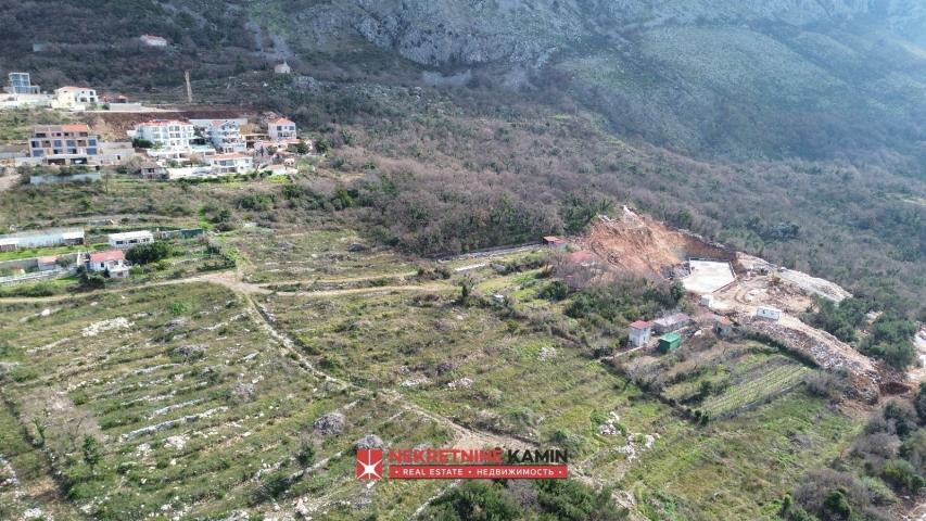 Urbanizovana parcela za gradnju vile sa postojećom kućom na placu, Budva, Blizik