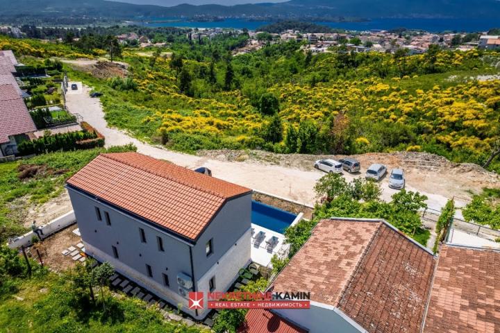 Moderna vila sa 4 spavaće sobe i bazenom, Tivat