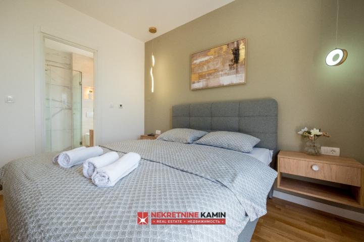 Moderna vila sa 4 spavaće sobe i bazenom, Tivat