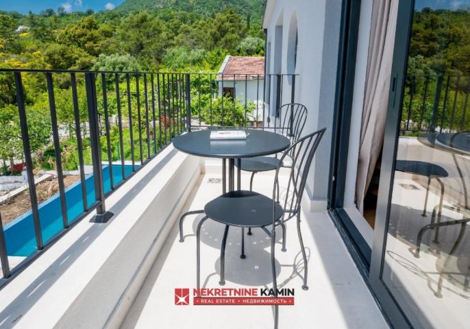 Moderna vila sa 4 spavaće sobe i bazenom, Tivat