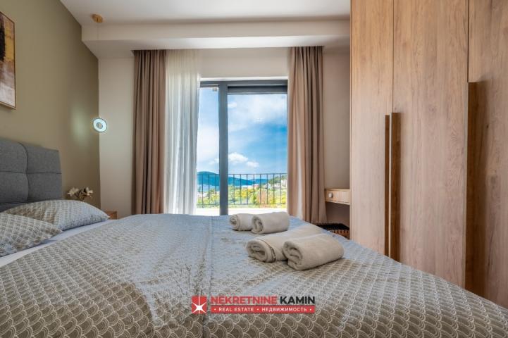 Moderna vila sa 4 spavaće sobe i bazenom, Tivat