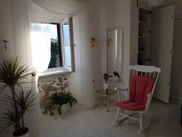 Na prodaju apartman 10 m od mora, Stoliv 