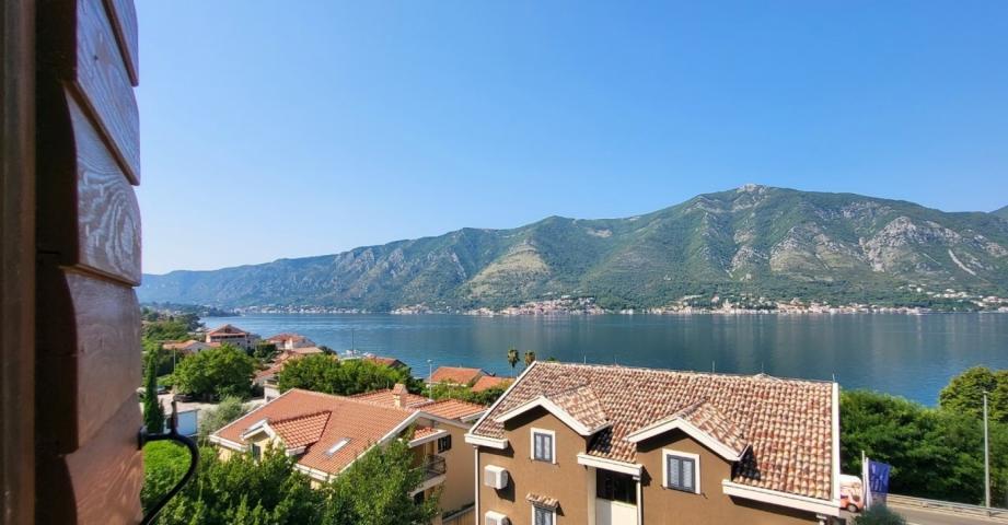 Dvosoban stan u kamenoj zgradi sa bazenom, Kotor, Dobrota