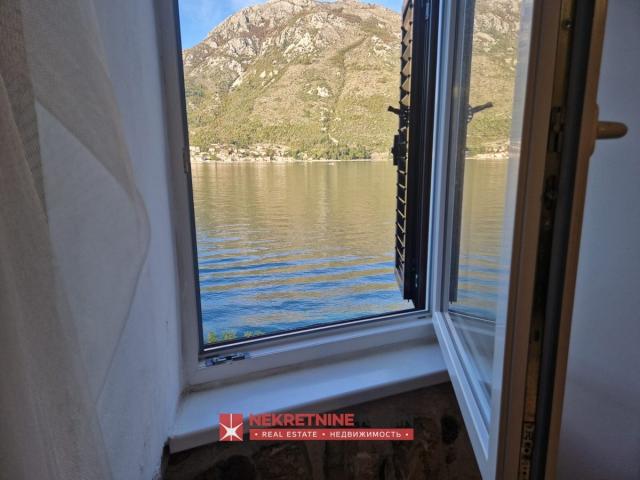 Na prodaju apartman 10 m od mora, Stoliv 
