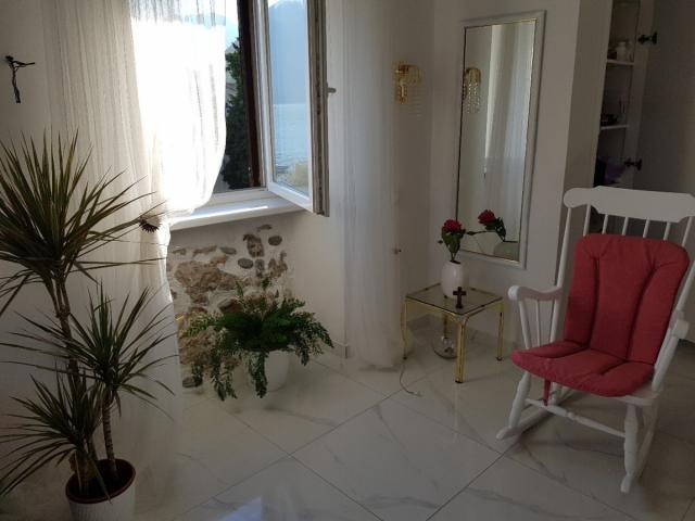 Na prodaju apartman 10 m od mora, Stoliv 