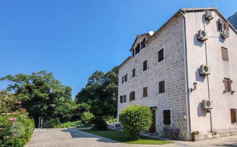 Dvosoban stan u kamenoj zgradi sa bazenom, Kotor, Dobrota