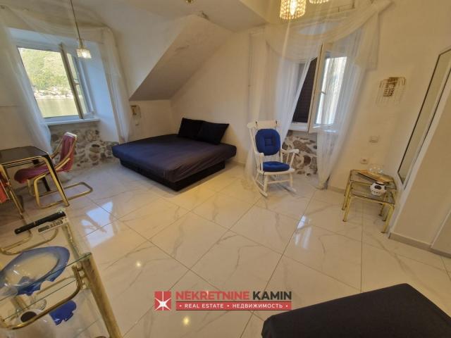 Na prodaju apartman 10 m od mora, Stoliv 