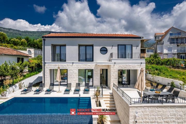 Moderna vila sa 4 spavaće sobe i bazenom, Tivat