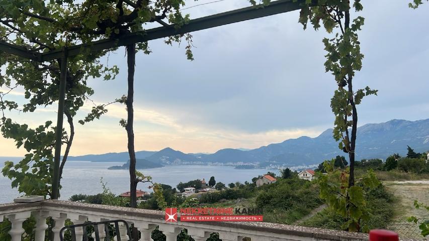 Urbanizovana parcela za gradnju vile sa postojećom kućom na placu, Budva, Blizik