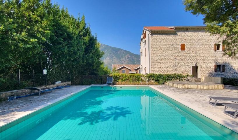 Dvosoban stan u kamenoj zgradi sa bazenom, Kotor, Dobrota