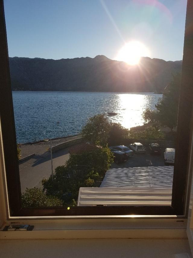 Na prodaju apartman 10 m od mora, Stoliv 