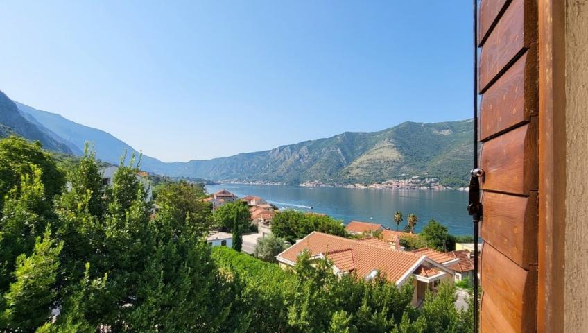 Dvosoban stan u kamenoj zgradi sa bazenom, Kotor, Dobrota