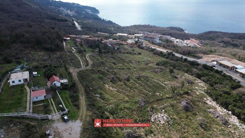 Urbanizovana parcela za gradnju vile sa postojećom kućom na placu, Budva, Blizik