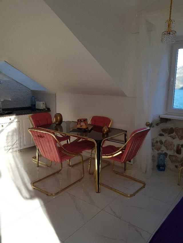 Na prodaju apartman 10 m od mora, Stoliv 