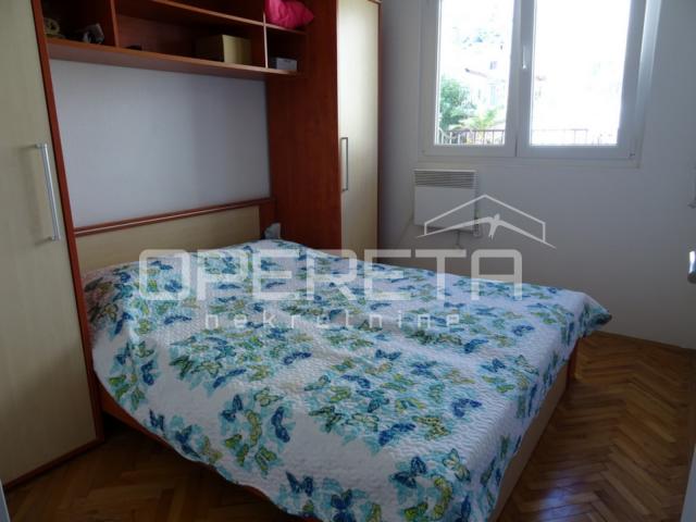 Kuća s 2 stana i okućnicom, 150m od mora