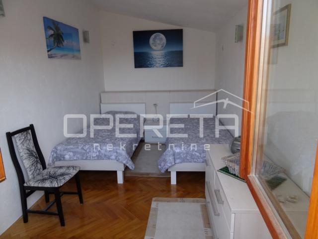 Kuća s 2 stana i okućnicom, 150m od mora