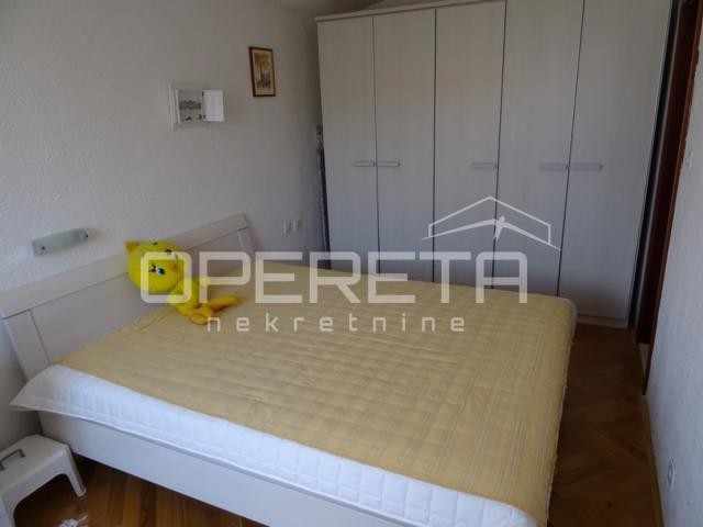 Kuća s 2 stana i okućnicom, 150m od mora