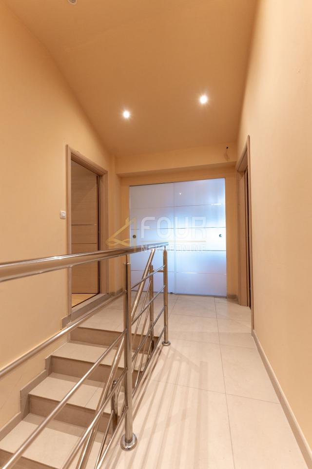 Opatija, 135m2, 2s+db, balkon, vrt, pogled na more